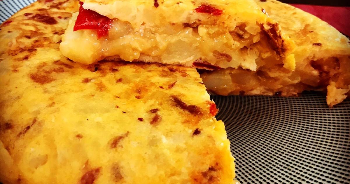 breakfast in Colombia - tortilla paisa breakfast in Colombia - tortilla paisa