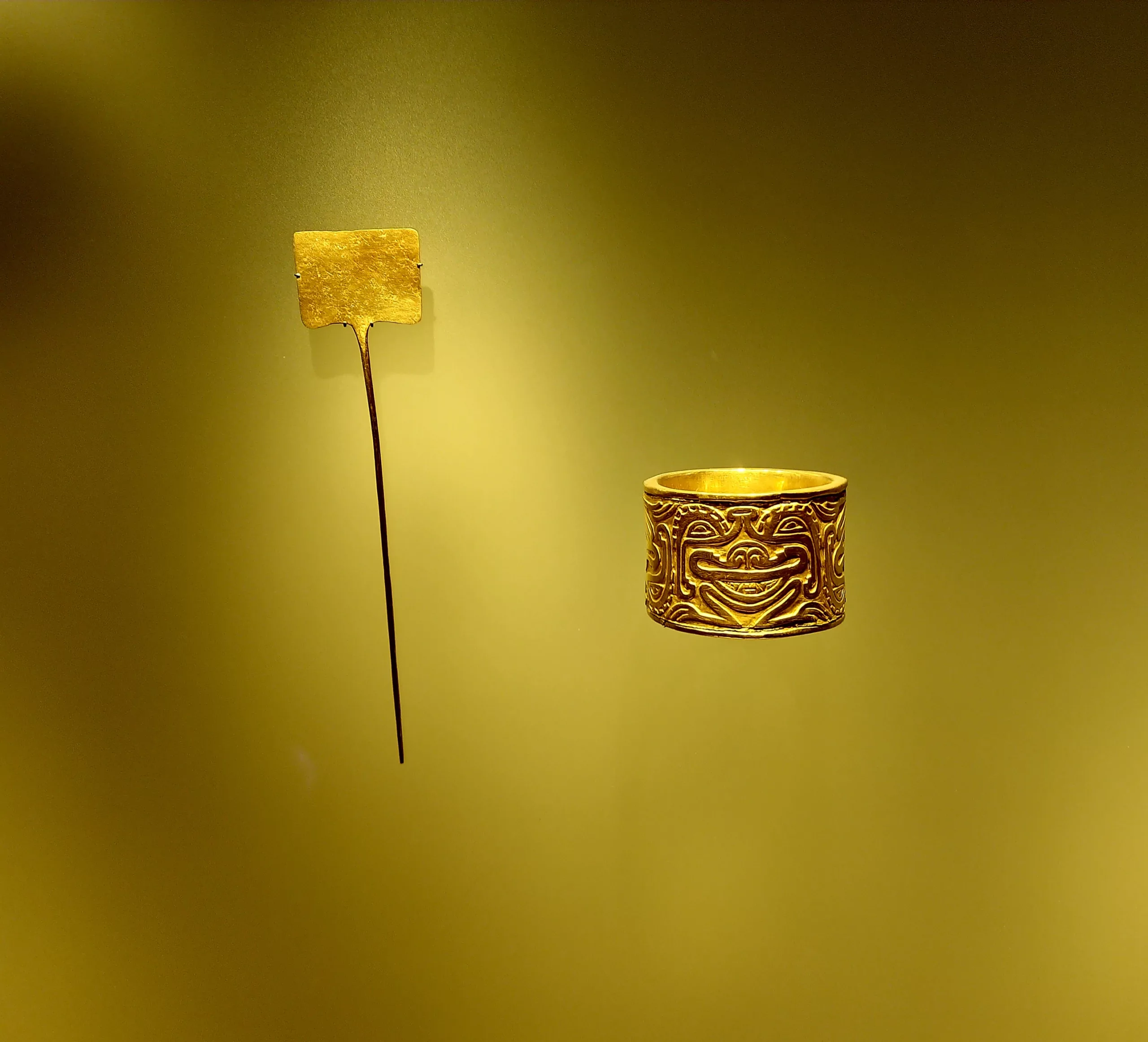 Gold artifacts - armband - Museo del Oro Gold Museum